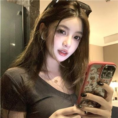 蓝色嘴巴的脸